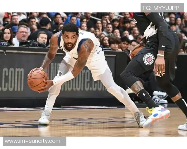 夺笋77与欧文携手送礼快船球迷调侃送走队友成常态